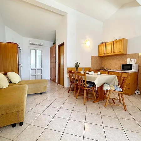 Apartment Tomo - 10 M From